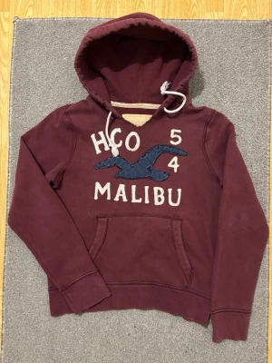 Vintage Hollister Hoodie - Extremt sällsynt och unik Hollister Hoodie med tryck | Hoodien har en unik sliten & distressed design! | Mycket bra skick | Storlek S | Längd≈ 65 cm, Bredd 54 cm under armhål-armhåla| Modell 175cm, 68kg | Priset ej hugget i sten! 