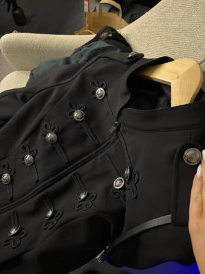  jacka -  helt ny tröja i husarstil med vackra knappar. Jag har inte använt den en enda gång. Jag beställde den, men tyvärr passade den inte mig – den är för stor.  Storlek S. Den passar ungefär personer från ca 158–160 cm upp till cirka 175 cm, beroende på passform.  Jag köpte den för 1599 kr i en butik där den syddes upp på beställning. Nu säljer jag den för 1000 kr. Priset kan diskuteras vid snabb affär.  Skriv gärna privat om du har frågor eller om du vill diskutera priset