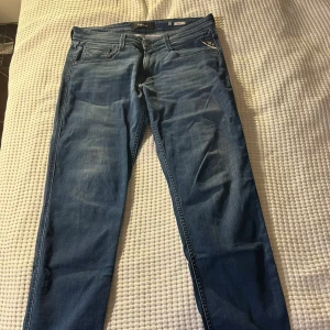 Blå Replay Anbass Jeans - Blåa replay anbass i storlek 33/34