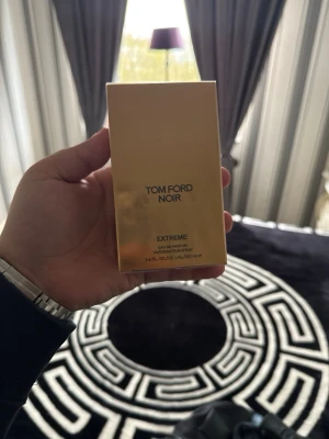 Tom Ford Noir Extreme EdP 100ml - Lyxig parfym från Tom Ford i serien Noir Extreme. Flaskan rymmer 100 ml och kommer i en elegant, guldig förpackning. Doften är intensiv och exklusiv, perfekt för dig som vill sticka ut med en unik signaturdoft. Helt ny 