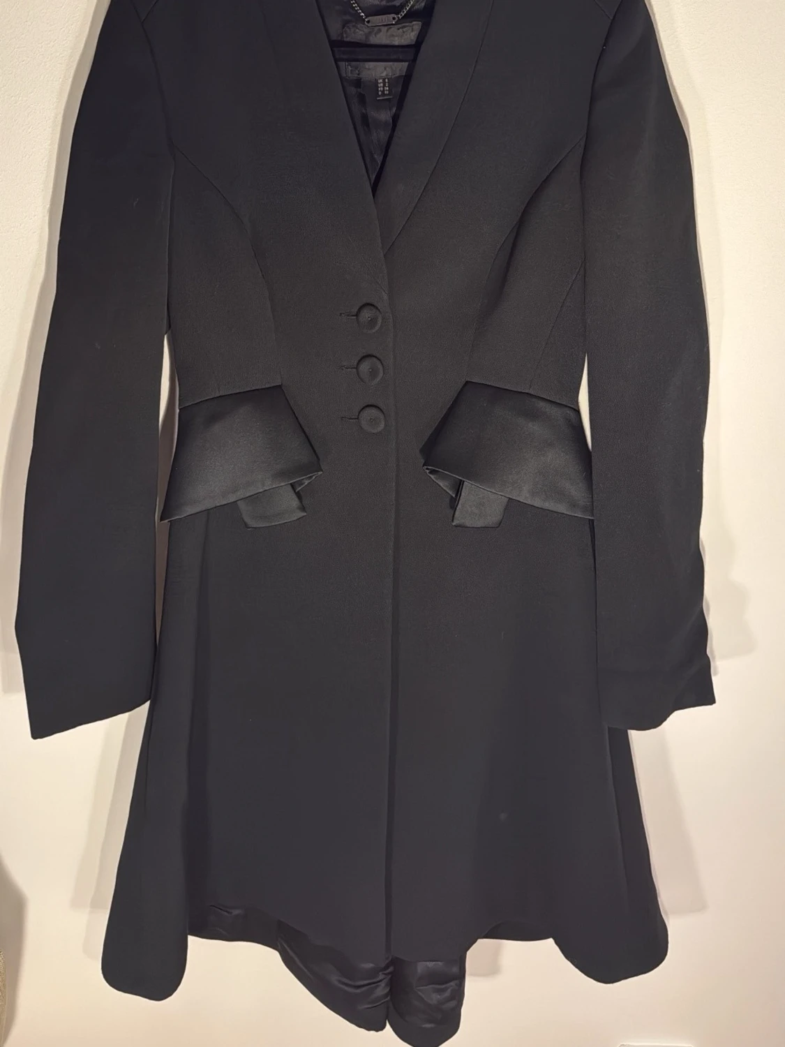 Svart kappa med satindetaljer