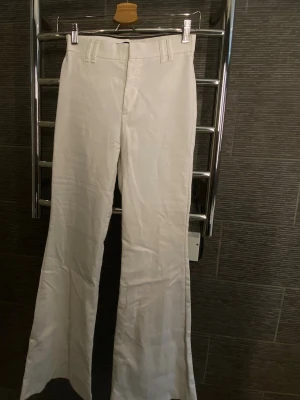 Vita kostymbyxor  från Zara - Vita  kostymbyxor från Zara med raka ben. Byxorna är i mycket bra skick då det knappt är använda. Säljer dessa då det är lite för små för mig som vanligtvis har M. 