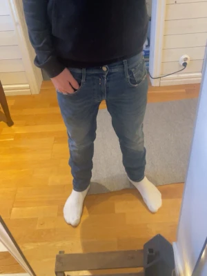 Blå jeans från replay  - Säljer ett par klassiska blå jeans från Jack & Jones med rak passform och fem fickor. Finns en slitning under dragkedjan och dom är väldigt stretch. Storlek 31/30 och priset är inte hugget i sten 