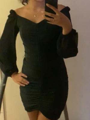 Figurnära klänning - Aldrig använd. Ärmarna är i blus material