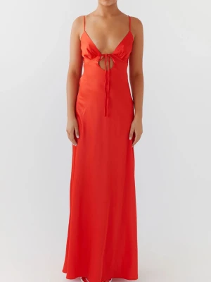 Röd/orange långklänning från Peppermayo - Säljer en röd långklänning med smala axelband, djup v-ringning och knyt framtill. Klänningen har en snygg cut-out detalj under bysten och är figurnära med ett elegant fall. Perfekt för bal, bröllop eller bara upklädnad! Från Peppermayo! Endast använd en gång! 