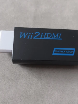 HDMI-adapter till Nintendo Wii - Adapter för att ansluta Nintendo Wii med HDMI-kabel. Omvandlar Wii:s bild/ljudutgång till HDMI-utgång. Utrustad med analog ljudutgång (3,5mm-kontakt). Skalar upp bilden till 1080p. (#182)