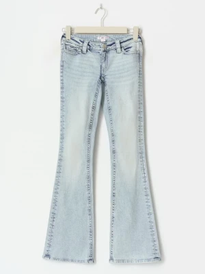 Low waist jeans  -  Säljer ett par ljusblå blå low waist jeans med Rosa detalj på fickan