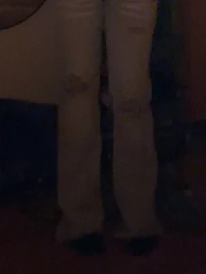 Cheap Monday Ljusblå bootcut jeans med slitningar - Säljer ett par ljusblå bootcut jeans med slitningar på knäna och detaljerade bakfickor. Jeansen har en klassisk femficksmodell och är tillverkade i denim med lätt stretch. Perfekta för en avslappnad och trendig look. Hålen är egengjorda ❤️