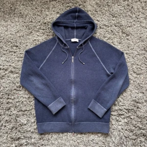 Gran sasso stickad Kashmir hoodie - Säljer denna feta gran sasso Kashmir mix hoodien i NYSKICK!⭐️Storlek : S, nypriset ligger på 250 euro hör gärna av er om ni har funderingar!🙌