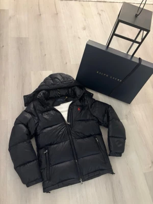 Ralph Lauren vinterjacka  - Använd 4-5 gånger annars (felfri) utan defekter. Säljer med tanke på att storleken inte passar.  Nypris 4899kr, pris kan diskuteras. Skriv vid funderingar!