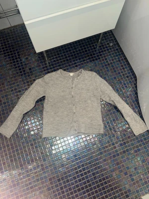 Grå basic kofta med knappar - Snygg bas kofta från gina tricot. I väldigt bra skick. Den är i storlek 170 men skulle säga att den passar som en S. TAR GÄRNA EMOT PRISFÖRSLAG💗