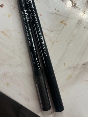 Nyx eyeliner och nyx kajal  - Kajal och eyeliner ifrån nyx har bara swappat dem på handen så ej använda. 