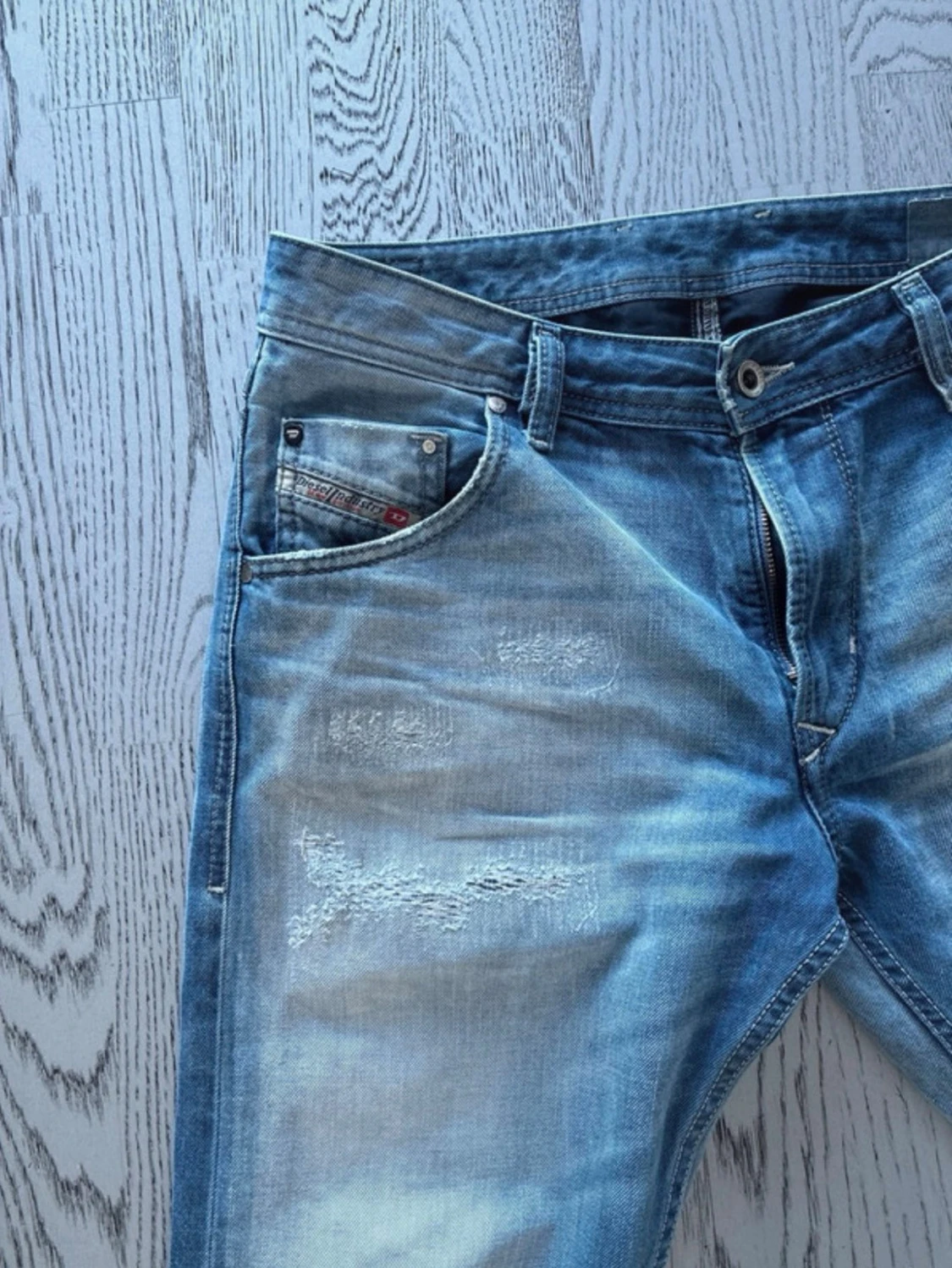 Blå slitna jeans med patchdetaljer - 2