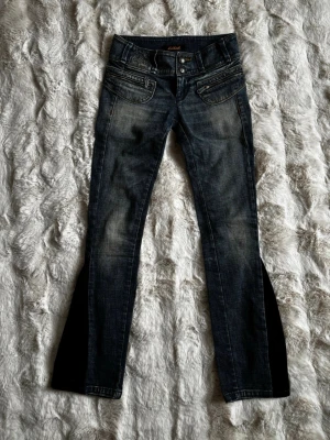 Lågmidjade utsvängda jeans - Låga jeans, omsydda till utsvängda! Försmå för mig så har inga bilder me dom på! Skriv för mått! Storlek 24😚
