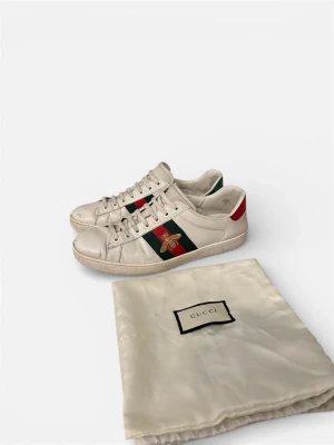 Gucci ace - Säljer nu dessa snygga Gucci ace skor 👟 i storlek uk 7 som passar 41 ungefär, dustbag och extra snören ingår, skriv för fler bilder/frågor🙌🏼
