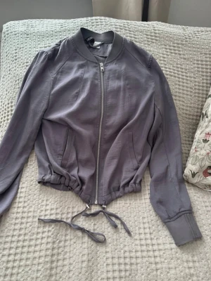 Bomberjacka - Bomberjacka köpt på H&M, i blankt material. Storlek XS, aldrig använts. 🌸