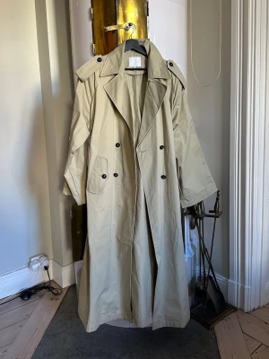 Beige trenchcoat  - SÅÅ snygg beige trenchcoat, med skärp, och lååång, använd en gång