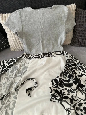 Kjol & t shirt - Kjolen är i storlek XS & är köpt på lc waikiki. T shirten är köpt på new yorker i storlek S. Använts ett fåtal gånger, inga defekter på något utav plaggen. 🩷båda kommer tillsammans.