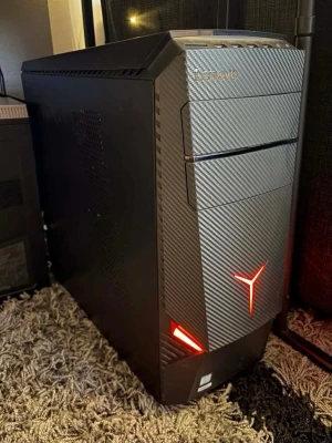 Lenovo stationär gamingdator - 14600k rtx 4070 32gb ddr5 ram spelar fortnite exempel 300fps vet inte mycket om den köpte den 2 år sedan för 17 tusen kr det e bara att lägga bud på den  Lenovo stationär dator med futuristisk design och grå/svart färg. Fronten har ett mönster som liknar kolfiber och röda LED-lampor. Datorn har flera USB-portar och ljuduttag på ovansidan. Perfekt för gaming och kraftfull användning.