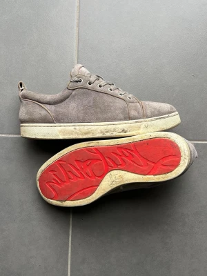 Christian louboutin skor - Christian louboutin skor i storlek 40. Skorna är använda men är i bra skick. Hör av er vid frågor 🙌