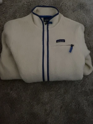 Patagonia jacka  - Patagonia jacka perfekt på våren. Ny köpt och knappt använd pågrund av att den inte passade.vill du ha fler bilder eller undrar något är det bara att höra av sig 