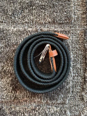 Flätat bälte från Jack n Jones. - Säljer ett snyggt flätat bälte från Jack n Jones. Helt nytt nytt pris 250