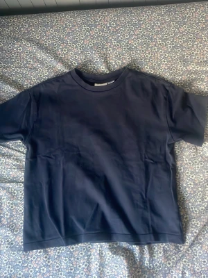 En fin mörkblå vanlig t-shirt - Detta är en väldigt snygg vanlig mörkblå t-shirt med ett bra skick och en snygg T-shirt som passar till allt