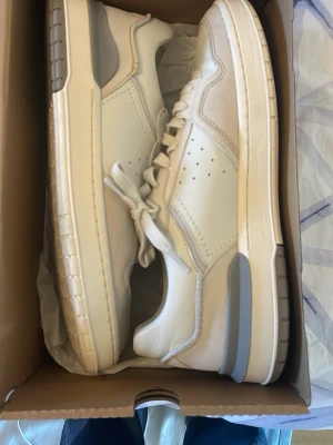 Clarks courtlite 2 - Vit/beige sneakers med grå detalj.