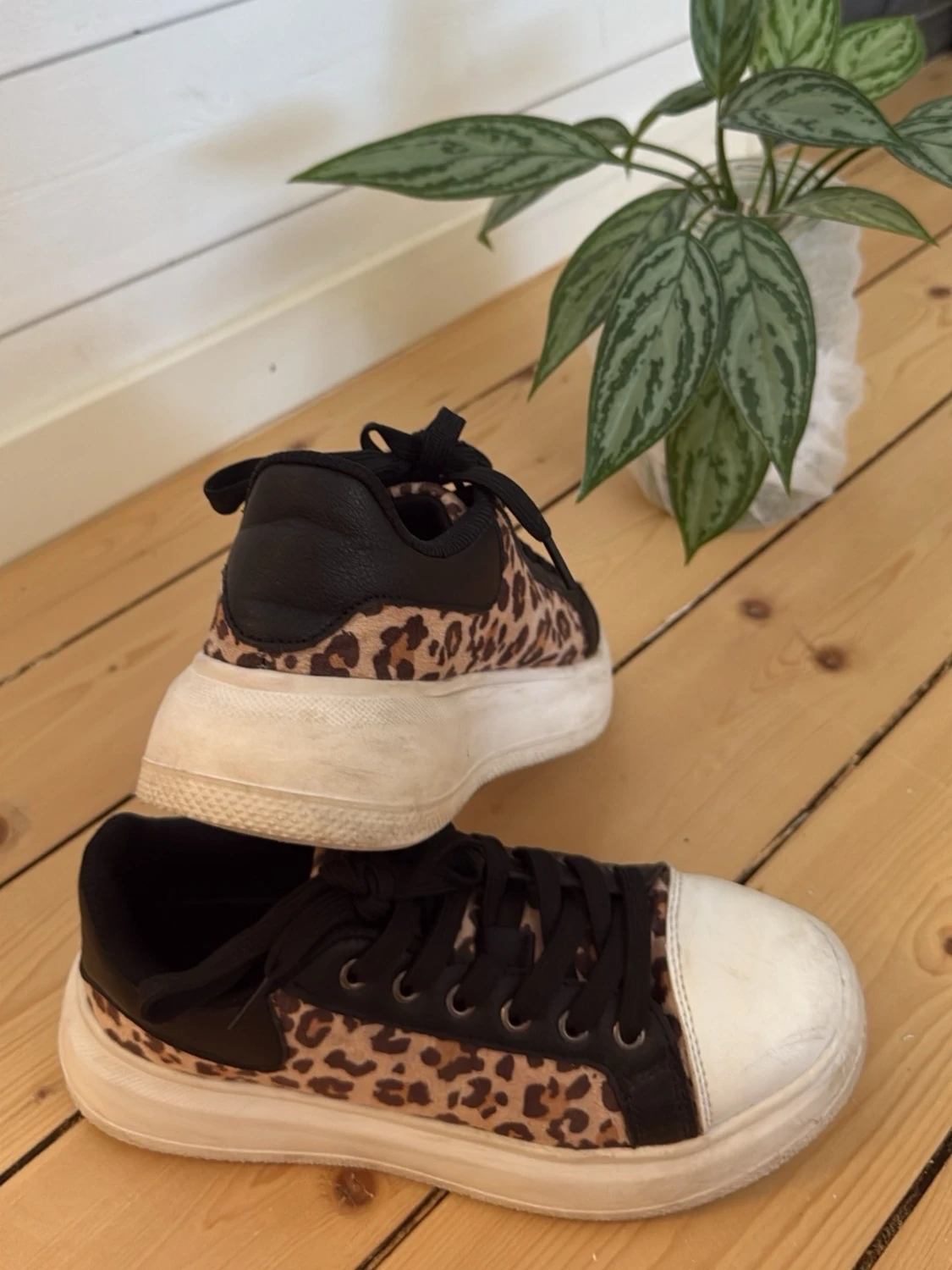 Leopardmönstrade sneakers med svarta detaljer - 1