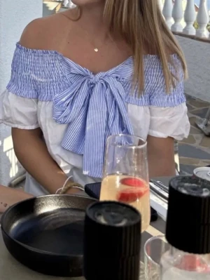 Zara topp - Somrig Zara topp som nästan aldrig e använd💕 slutsåld o eftertraktad. Skriv om du har mer frågor!