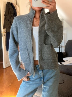 Kofta  - Slutsåld kofta från Gina Tricot. Storlek XS men passar även S,M💞