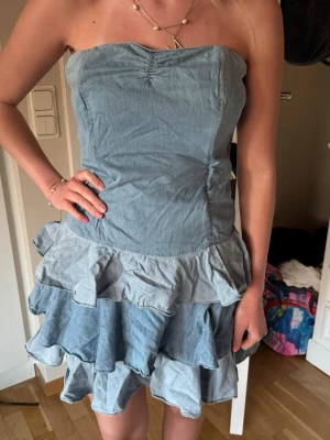 Klänning - Så snygg och trendig Jeansklänning med volanger!