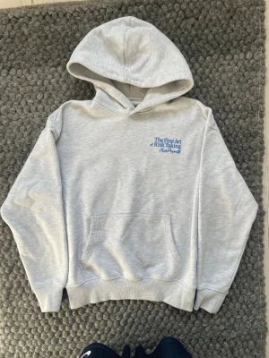 Nude project hoodie  - Den passar som en xs men är s, har en fläck på sig. Men hyfsat bra skick