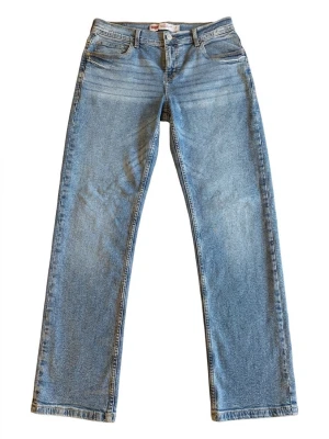 Levi’s 551Z Straight jeans blå – stl 16A XS/S – vintage - Ljusblå jeans från Levi's med klassisk rak passform och femficksdesign. Jeansen har en snygg vintage-look med subtila slitningar och ikonisk läderpatch bak. Tillverkade i bomullsdenim och har dragkedja och knapp framtill.