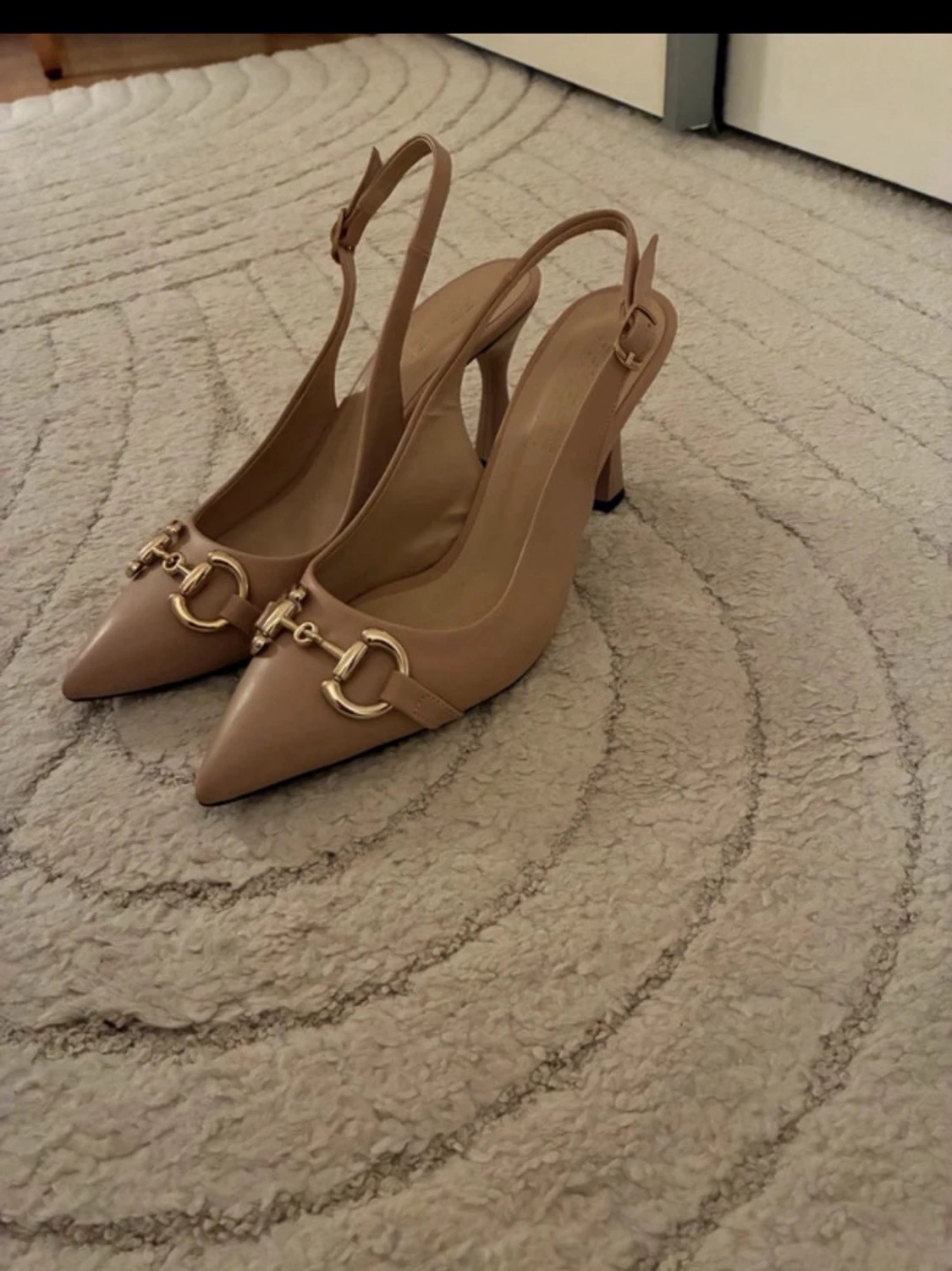 Beige slingback pumps med gulddetaljer