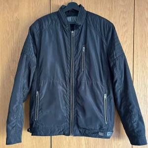 Jofama Biker Jacka - Säljer en snygg jacka i Biker-modell från Jofama. I väldigt fint skick. I storlek 54 (L-XL). Detaljer i äkta skinn.