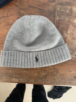 Grå mössa från Ralph Lauren - Säljer nu min gråa Ralph Lauren mössa, bra skick och pris går att diskutera!