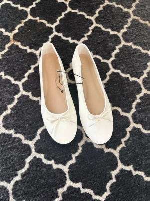 Fina vita bekväma ballerina skor  - Jätte jätte bra ballerina skor nu till sommaren och under våren 