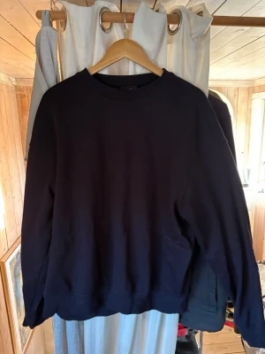 Mörkblå lång armar tröja från hm - Skriv om ni har frågor