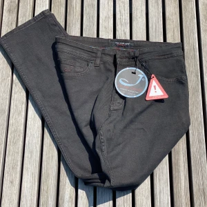 Jacob cohën jeans - Sugen på ett par riktigt schyssta jeans nu till sommaren? Då har du🫵 kommit precis rätt🤩 har dessa riktigt fräscha och stilrena Jacob cohens i den lite mer svarta färgen. Dessa har storlek W31 L33. Var inte rädd att höra av er! Priset kan även gå ner vid snabb och smidig affär! Plagget fraktas samma dag som köpet sker ifall de ej är några planer för mig att jag inte kan men då hör jag av mig! (Dessa nypris=5500)
