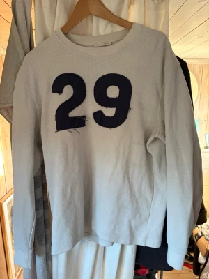 Vit långarmad tröja med numret 29 på bröstet från Zara  - Om ni har frågor så skriv!