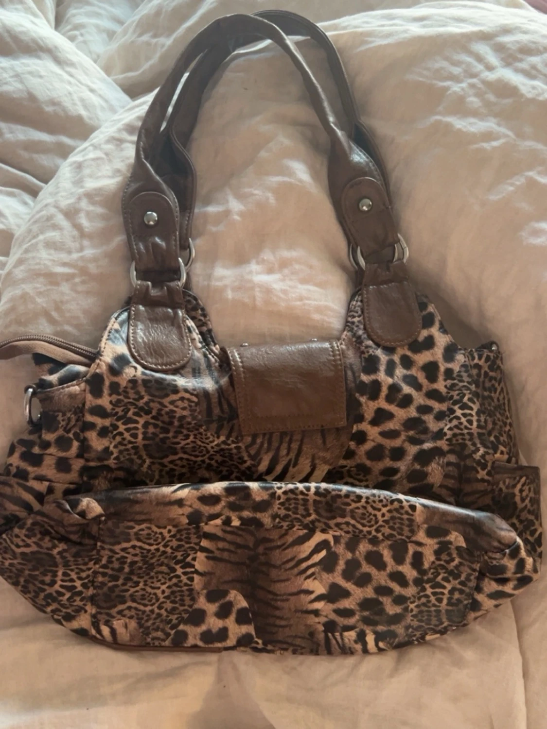 Brun handväska med djurmönster - 1