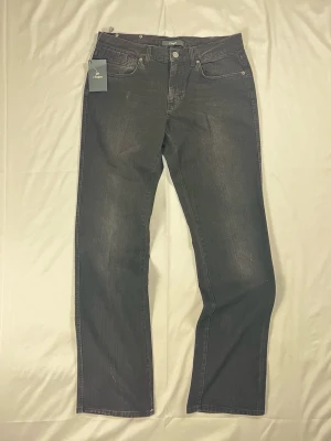 Z Zegna 75EMC2 – Mörkgrå Wash – W32 – Nyskick - Z Zegna 75EMC2Färg: Mörkgrå wash | Modell: 75EMC2 | Storlek: W32 | Skick: 10/10 | Stretch | Premium denim | Hör av dig vid frågor!