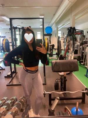 Gymshark Flex Low Rise Leggings i strl S. - Gymshark leggings i strl. S tror jag. Säljes pga att de ej kmr till användning längre. Utgångna ur sortimentet. Köpa för 40$. Säljes för 60 exkl. frakt. Finns några skavanker (se sista bilden) då de har några år på nacken, därav priset. Kan fraktas eller mötas upp i Göteborg. Finns på fler sidor! 