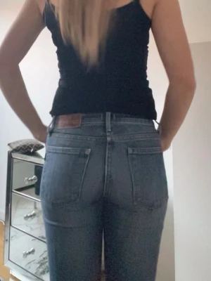 Crocker jeans - Säljer ett par klassiska blå jeans med bootcut passform. Jeansen har fem fickor, bälteshällor och en snygg tvättad look. Perfekta till vardags och passar till det mesta. Materialet är denim i bomull. Storlek W24 L33.