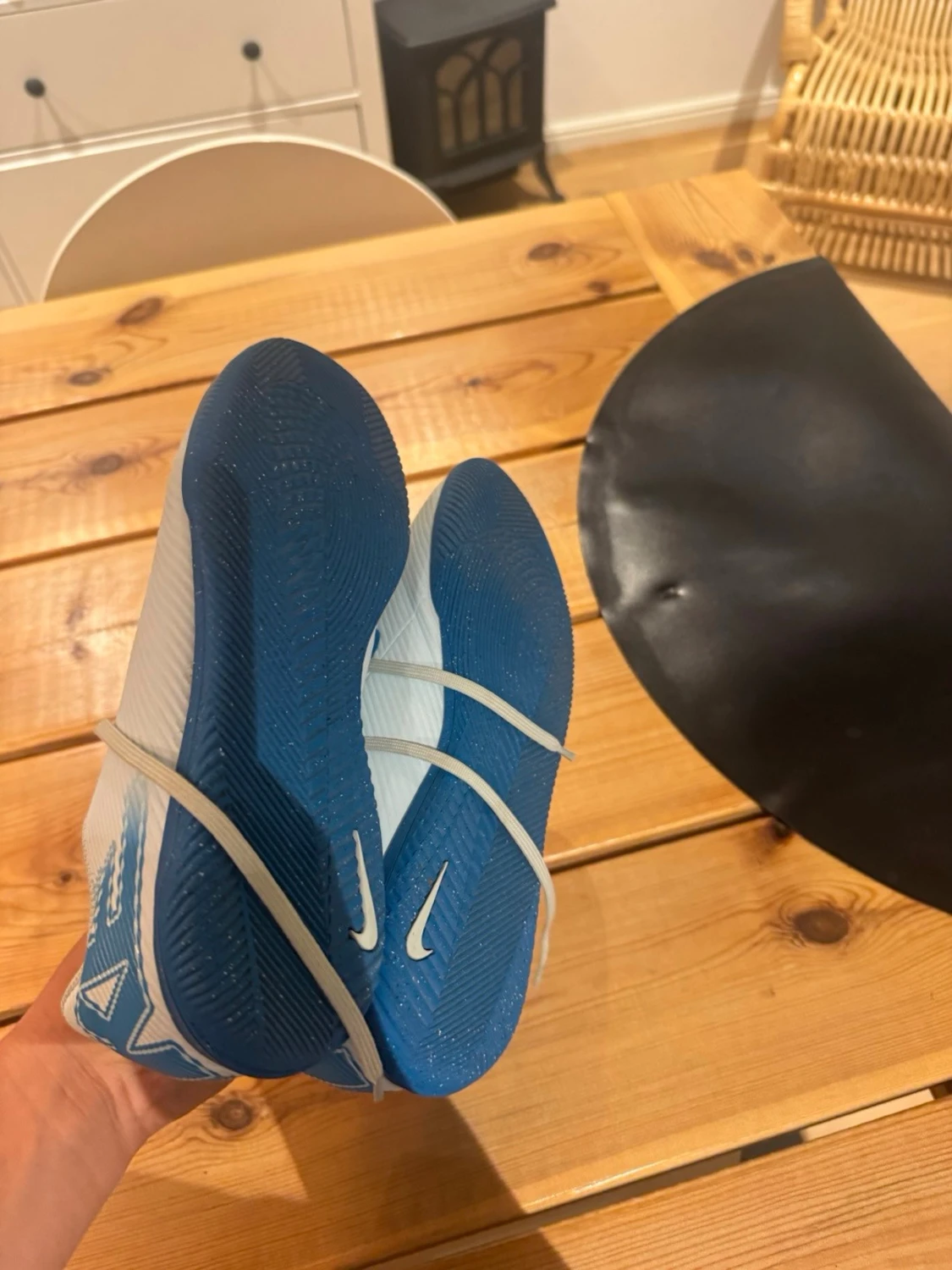 Nike vita och blå fotbollsskor - 1