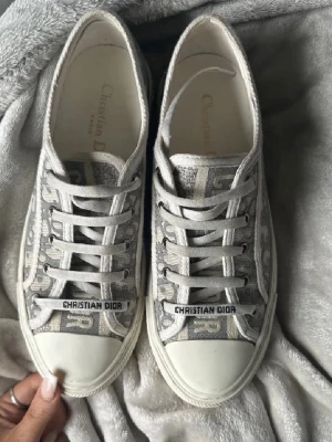 Dior skor  - Nästintill nytt skick använda fåtal antal gånger!! kvitto, box allt og finns kvar. Skriv gärna vid funderingar💕💕💕💕