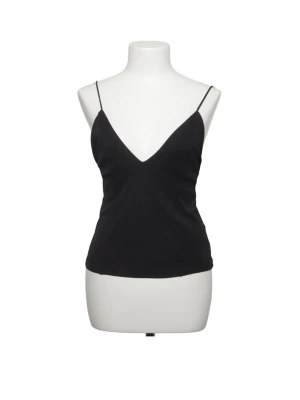 V-ringat linne  - Svart v-ringat linne med smala axelband, från Zara. Storlek S och i superbra skick 💗