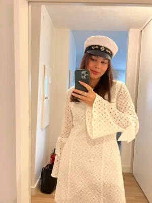 Studentklänning - Söt studentklänning🧑‍🎓Breda armar med knyte vid armbågen. Är lite öppen i ryggen, se bild 4. Skriv för fler bilder eller om du har frågor😘