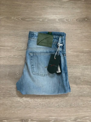 Handpicked Ravello - Handpicked Ravello | Storlek: 32 | Färg: Ljusblå | Modell: Ravello (slim) | Skick: Nya med tags | Modellen är ~177cm 62kg | Nypris: 300€